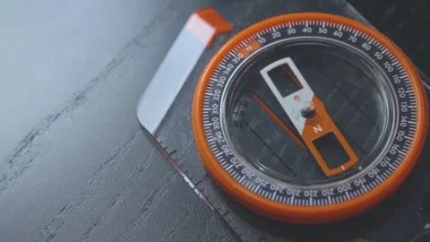 Compass with a turning needle Video stock 293101186