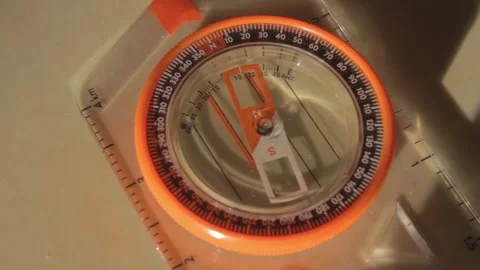 Compass turning to the north Video stock 293242127