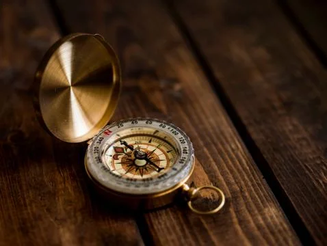 Compass on the wooden table Foto stock
