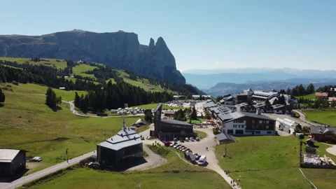 Compatsch or Compaccio, Seiser Alm Alpe di Siusi in Dolomites, Sciliar Mountain Video stock 208124870