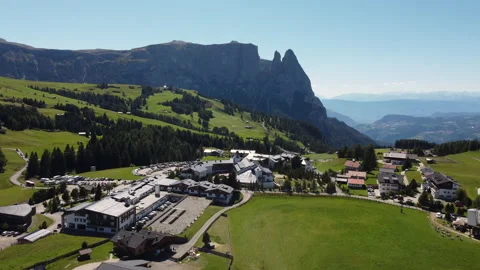 Compatsch or Compaccio in Seiser Alm Alpe di Siusi in Dolomites, Sciliar Video stock 208126655