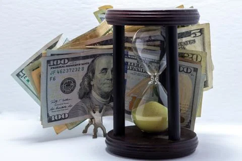 Competing against time. Sand timer. Race against time for productivity, mone Foto stock