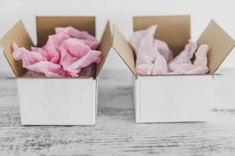 Competition concept, delivery parcel boxes side by side with slightly differe Foto stock