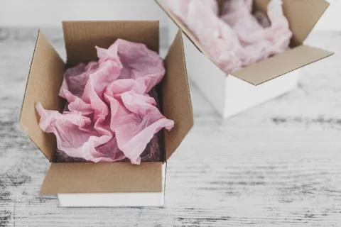 Competition concept, delivery parcel boxes side by side with slightly differe Foto stock