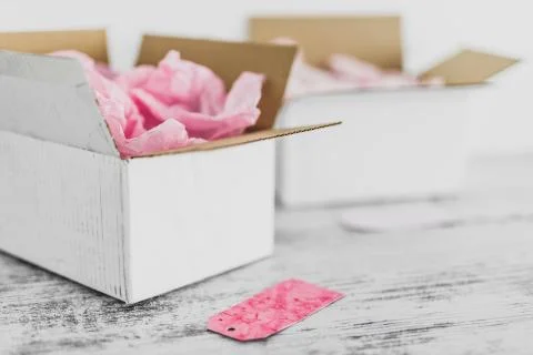 Competition concept, delivery parcel boxes side by side with slightly differe Foto stock