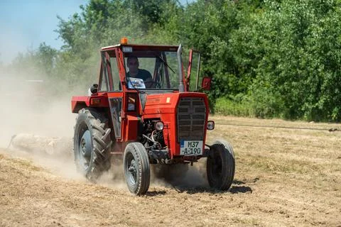 Competition in log pulling with tractors Foto stock
