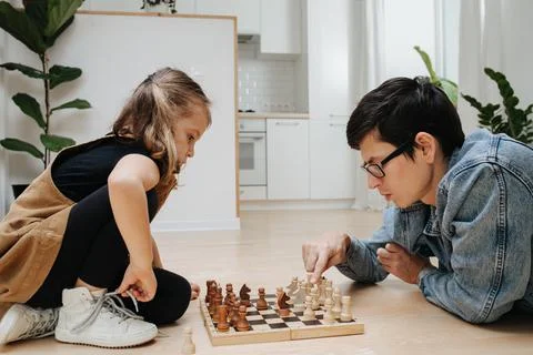 Competitive chess match between dad and his child daughter. Both having fun Foto stock