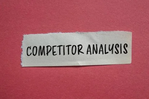 Competitor analysis message written on ripped paper with red background. Conc Foto stock