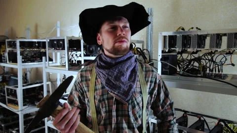 Compilation of Content man posing at mining farm with pickaxe Vidéo 85683664