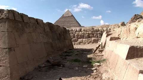 A Compilation of The Great Pyramids of Keops and Khafre and Menkaure 57 sec Stockbeeldmateriaal 72127336