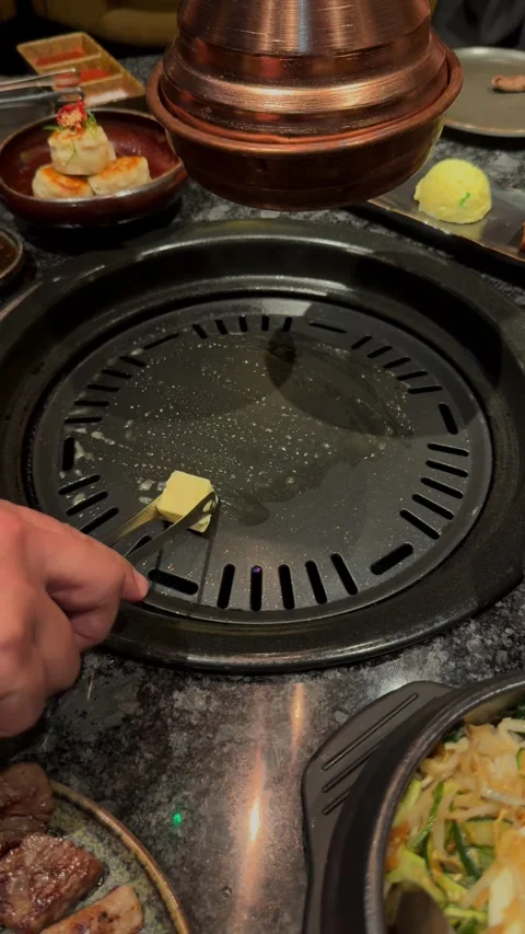 Compilation of Korean BBQ dining experience showing pouring sauce on bibimbap, Vidéo 337462186