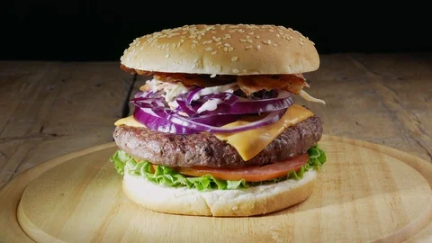 Complete burger on rotating plate Video stock 98395761