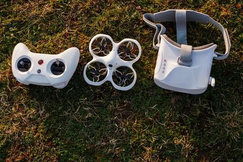 Complete Drone Kit with Remote Control, Goggles, and Quadcopter Stock-Fotos