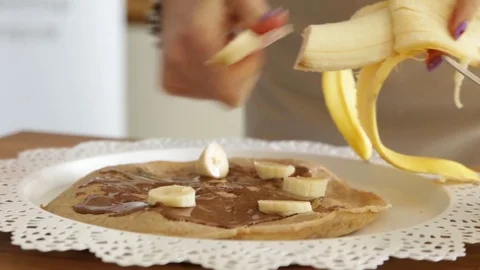 Complete the first layer and start a second of pancake cake Vídeo Stock 78004862