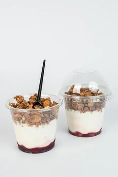 Complete meal contained in this cup of yogurt, blueberries, strawberries, and Foto stock