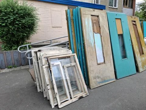 Complete replacement of old doors and windows in a multi-story house Stockfoto's