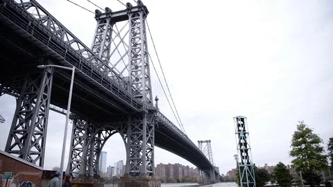 Complete Williamsburg Bridge seen from Brooklyn crossing the East River 動画素材 96401916