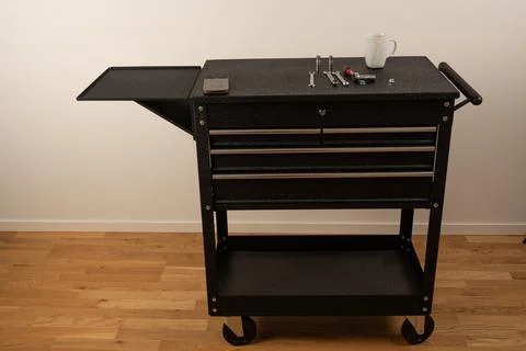 Completed rolling tool chest in workshop Foto stock