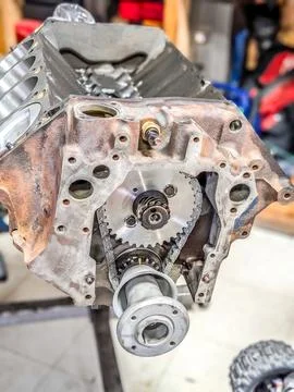 Complex engine work in auto shop Foto stock