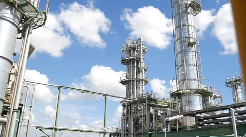 Complex engineering constructions at the oil refinery plant 库存影片 68410949