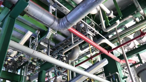 Complex engineering structures in an oil refinery featuring interconnected indus Vídeos de archivo 347795125