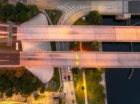 Complex freeway interchange in Tampa with elevated roads, bridges and city .. 스톡 사진