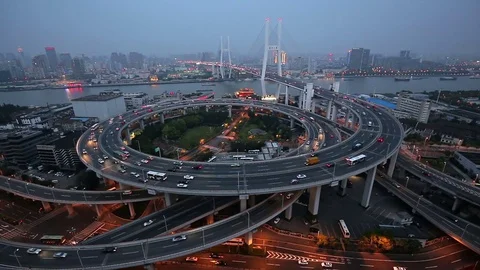 Complex highway interchange in Shanghai, China Vídeos de archivo 82343714