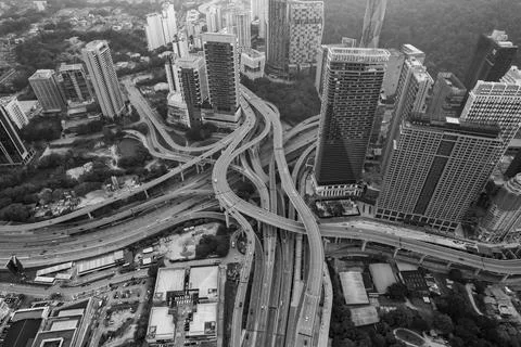 A complex highway network weaves through a dense urban landscape Stock-Fotos