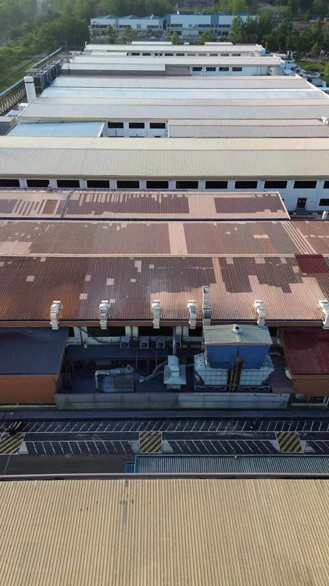 Complex Industrial Rooftop Landscape: An Aerial Glimpse into Manufacturing .. Vídeo Stock 337243266