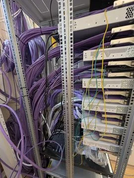 Complex IT Infrastructure Server Rack Cabling Stock-Fotos