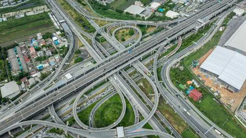 Complex Multi-level Highway Interchange Infrastructure Flowing Through Bang.. Stockfoto's