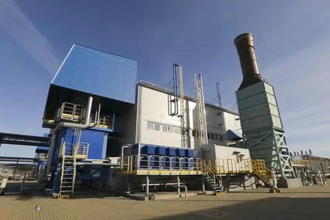 Complex system of pipes and assemblies in a plant for the production and tr.. Foto stock