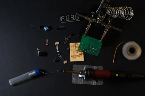 The components of the main board in the process of assembling the device Foto stock