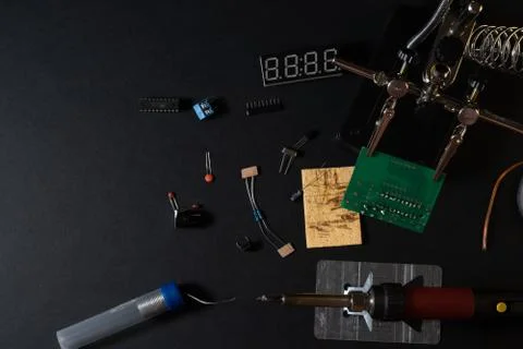 The components of the main board in the process of assembling the device Foto stock