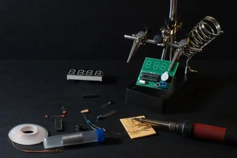 The components of the main board in the process of assembling the device Foto stock