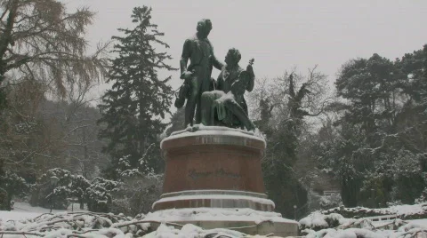 Composer Strauss and Lanner Statue in Snow 스톡 동영상 585918
