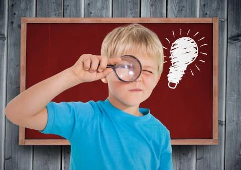 Composite image of kid looking for an idea against red tab and wood blackboard Foto stock