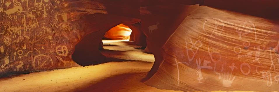 Composite panoramic image of native American Indian petroglyphs in a desert cave Stock-Fotos