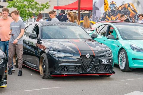 A composite photograph of two side-by-side images, one showing a black car wi Foto stock