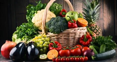 Composition with assorted raw organic vegetables and fruits. Detox diet Foto stock