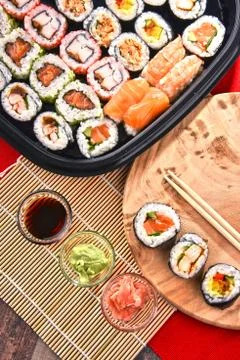 Composition with assorted sushi rolls and bowls of spices Foto stock