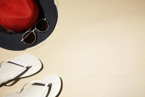 Composition with beach accessories and space for text on sand, flat lay Foto stock
