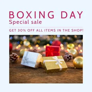 Composition of boxing day sales text over christmas presents and decorations Foto stock