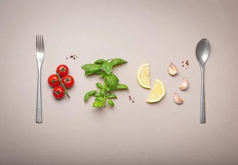 Composition with branch of fresh cherry tomatoes, basil branch, garlic cloves Foto stock