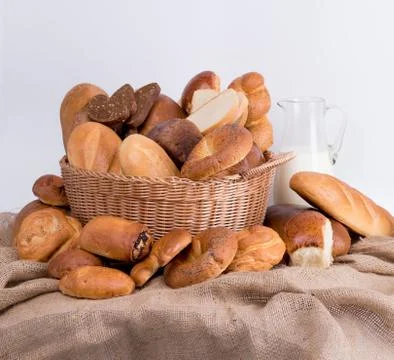 Composition of bread and rolls in a wicker basket 库存照片