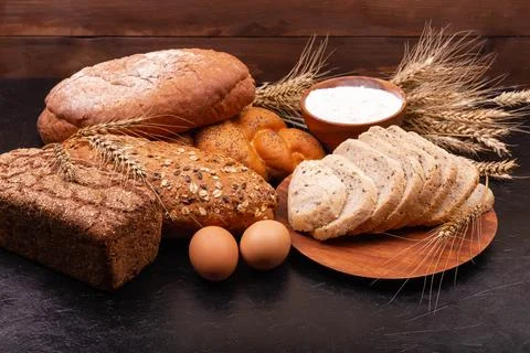 Composition with bread. Traditional sourdough bread cut into slices. Foto stock