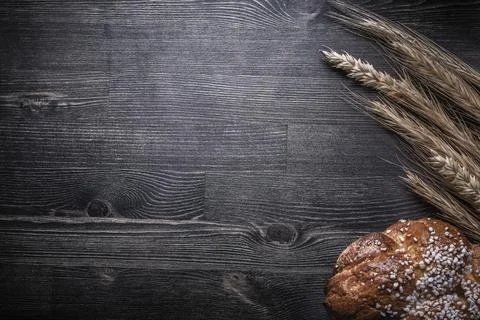 Composition of bread wheat and rye ears on wooden board 스톡 사진