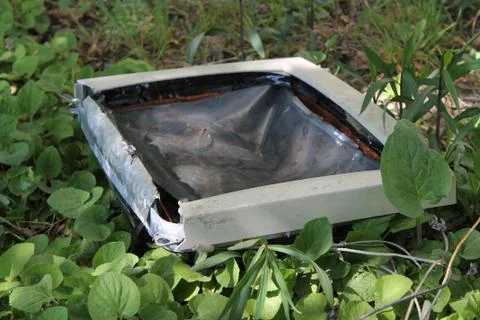 Composition of a broken computer on the grass Foto stock