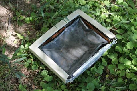 Composition of a broken computer on the grass Foto stock