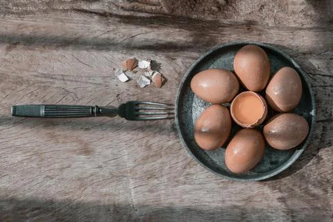 Composition of Broken fresh chicken egg (Hen egg) put at the middle of the fr Foto stock